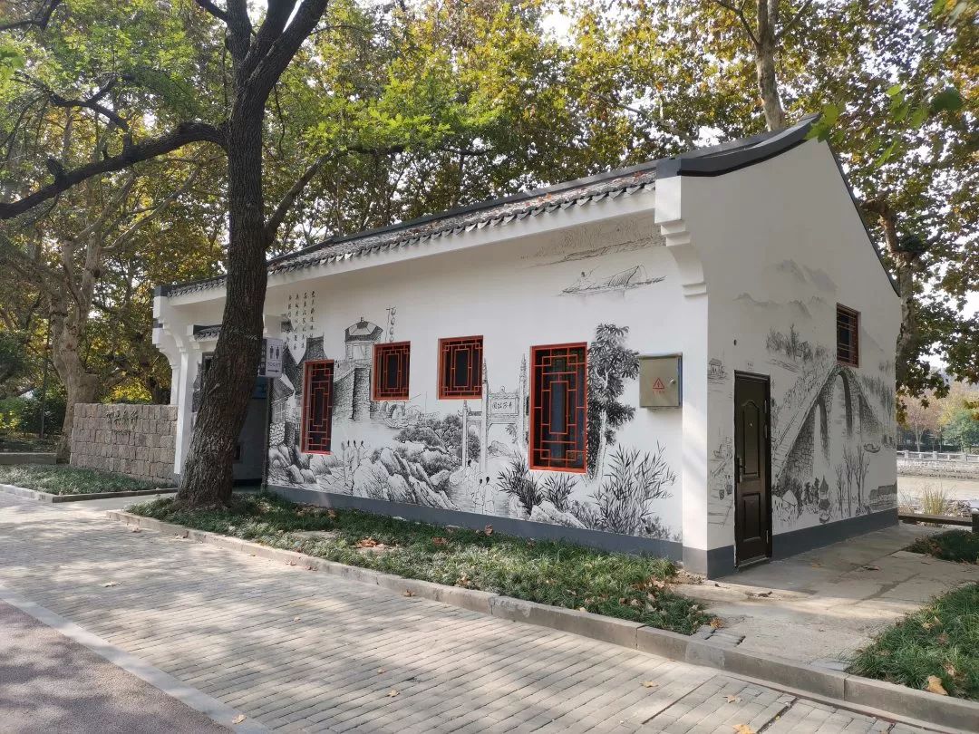 公厕沿用运河建筑特色,仿古屋檐,白墙黑瓦,配以花格窗的点缀,外墙墙绘