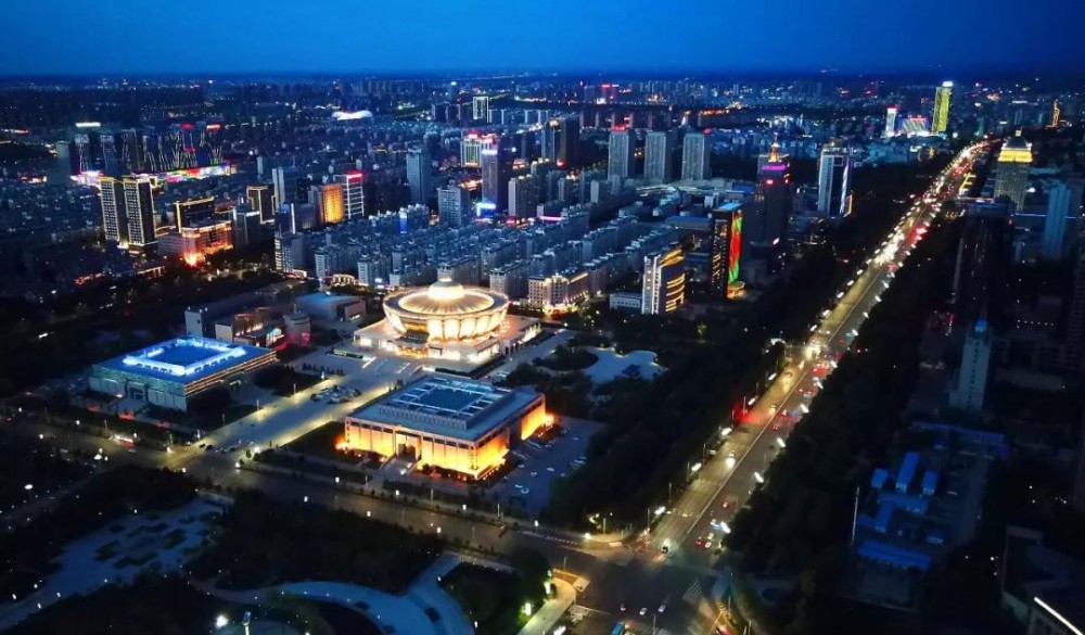 如畫般的湖城夜景令人陶醉山水相映,光影交融車水馬龍,萬家燈火是一道