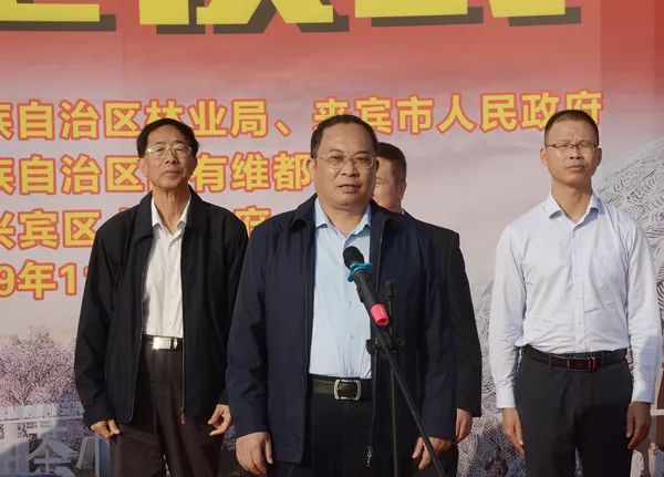 黄显阳局长(右三),姚昌恬会长(右二),陈绍志书记(左一),邓应文副市长