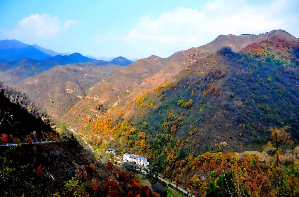槲树庙村位于大美栾川县白土镇西北深山峡谷之中,距县城60余公里,全村