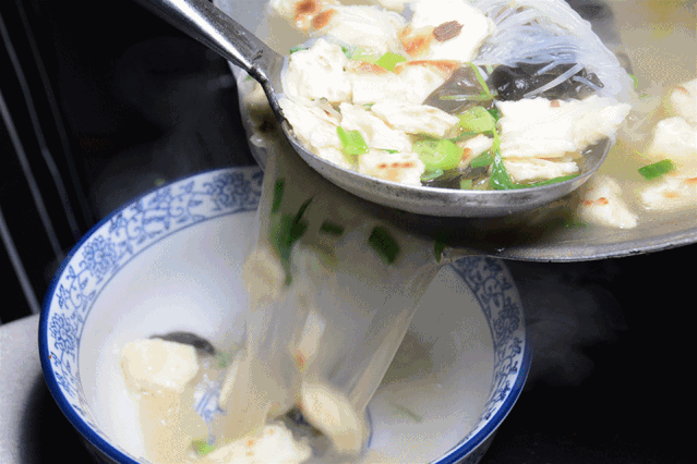 这碗羊肉泡馍在广元火啦排队都要吃据说是正宗西安味道