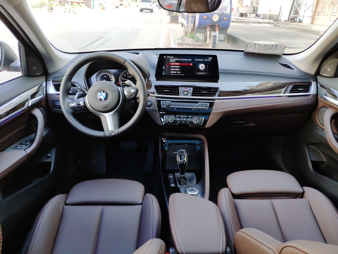 实际上,新宝马x1在内饰上还是和老款保持一致的步调,重在优化细节.