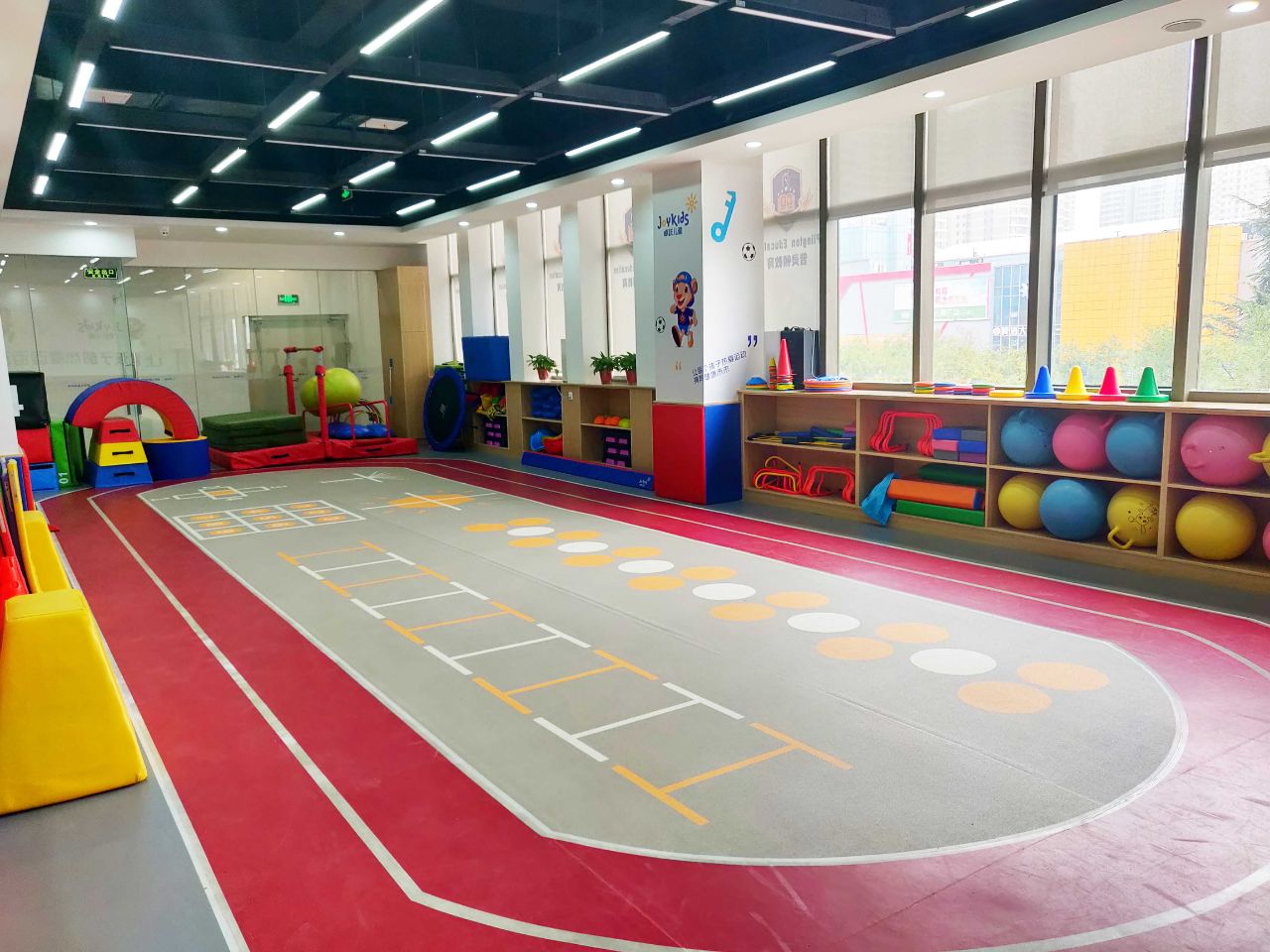 看动画片成必修课?这家儿童体能训练馆,用这种方法跟孩子交心