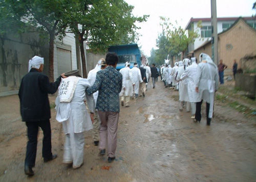 过去年月,戴重孝的女人,为亲人出殡之后,身穿素衣,素衣点缀白边,头扎