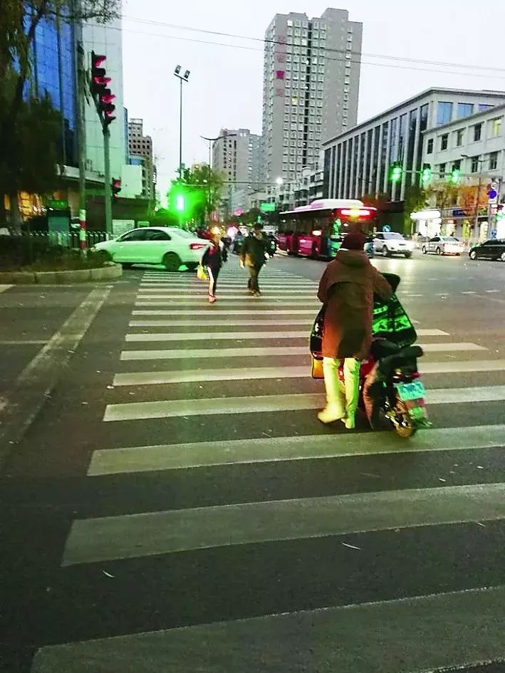 骑车横穿马路图片
