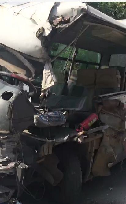 今天安远黄坡路段一辆镇村公交发生交通事故,现场惨烈.