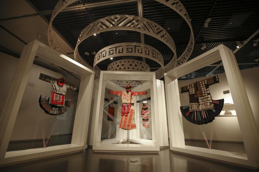 于南宁博物馆展出的《古典爱情——中国少数民族传统爱情文化展》,便