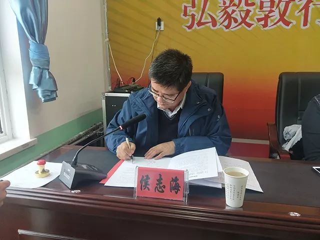启动仪式后,海河中学副校长董梅做了题为《提升学校办学品质 实现教师