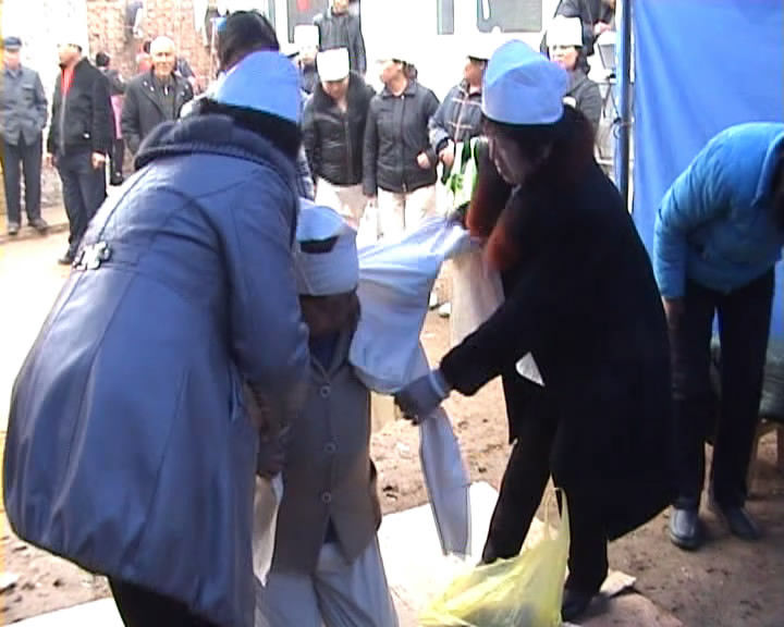 山西临县葬礼上的穿孝服扎麻绳特写