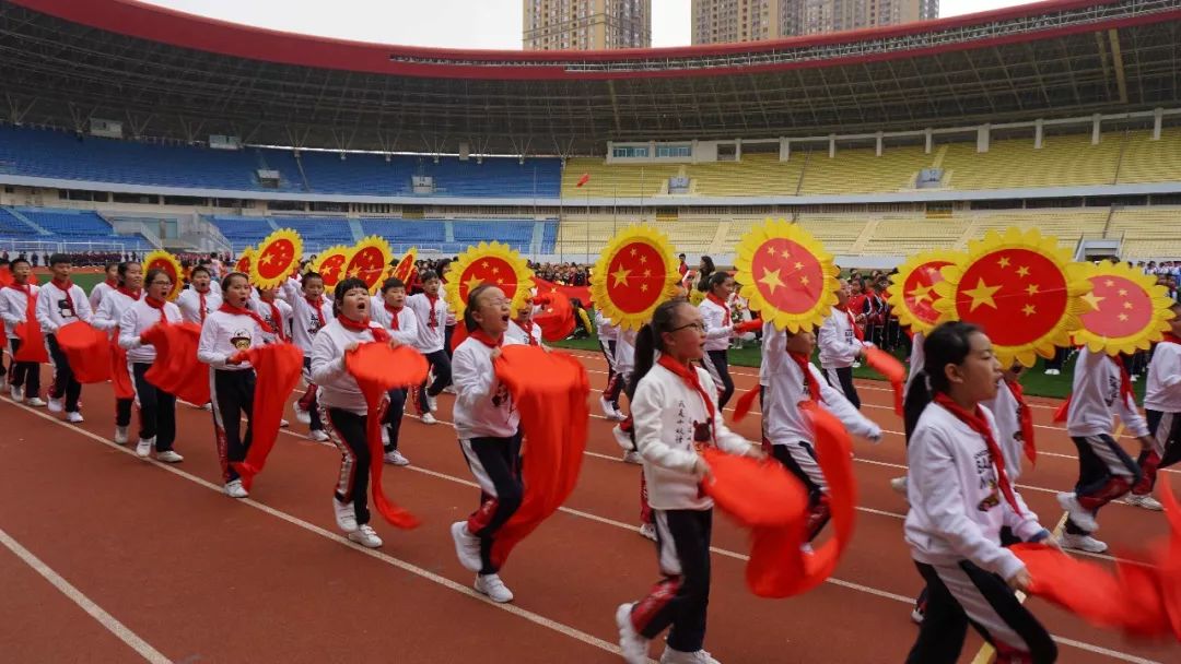 同学们入场步伐铿锵有力,班级口号特色鲜明,动作整齐划一