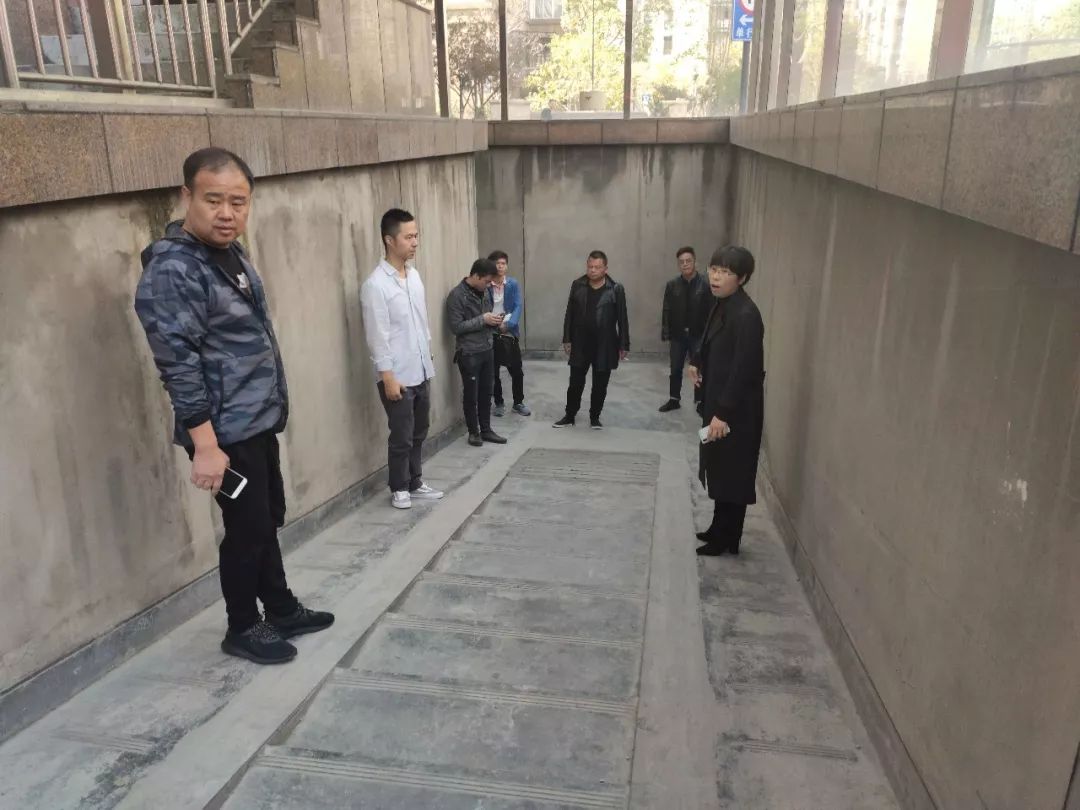 金星社区小区地下室坡道改造进行中