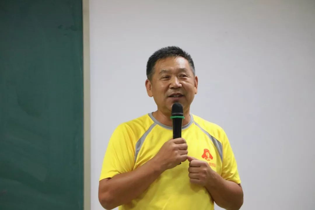 会上,惠州市关工委常务副主任朱瑞华代表市关工委上台致辞,她以小故事