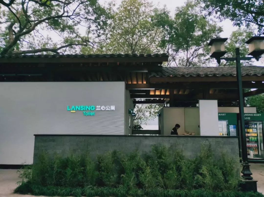它还有了一个好听的名字——"兰心公厕"