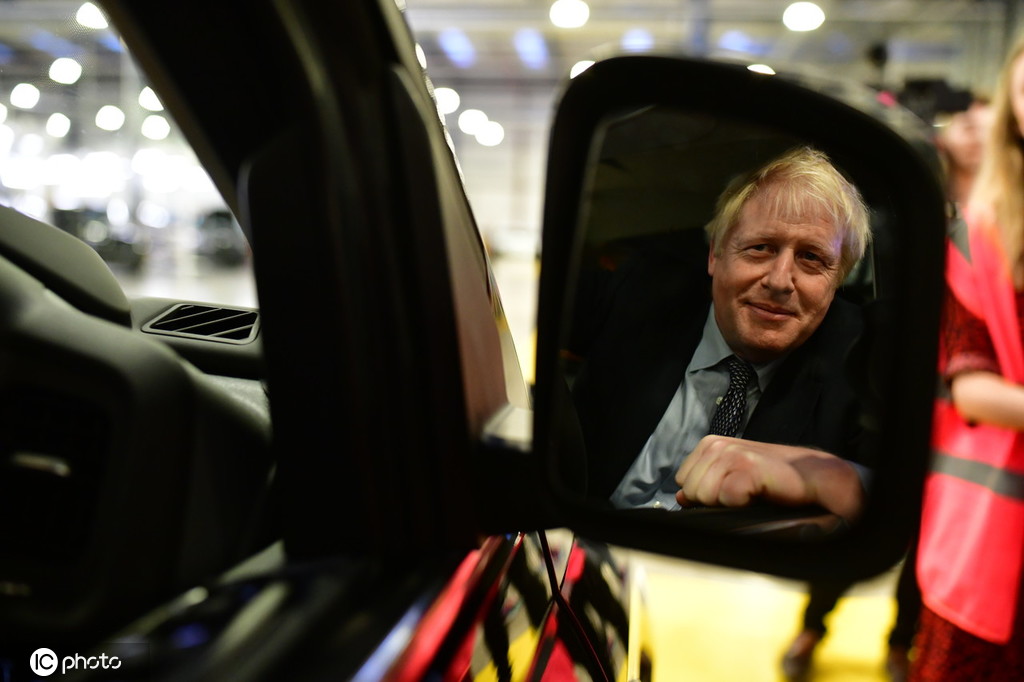 英国首相鲍里斯视察伦敦电动车公司试乘座驾竖大拇指夸赞