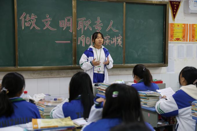 安乡职业中专:"争做文明职专人"演讲赛