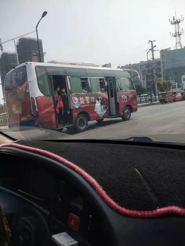 公交车严重超载,满车学生,敞门大开!