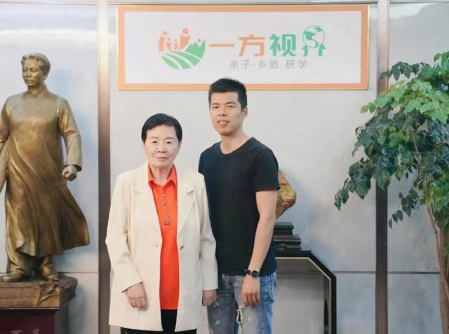 明敏局长和黄清平董事长合影何力司长和吴光辉总经理合影何力司长和