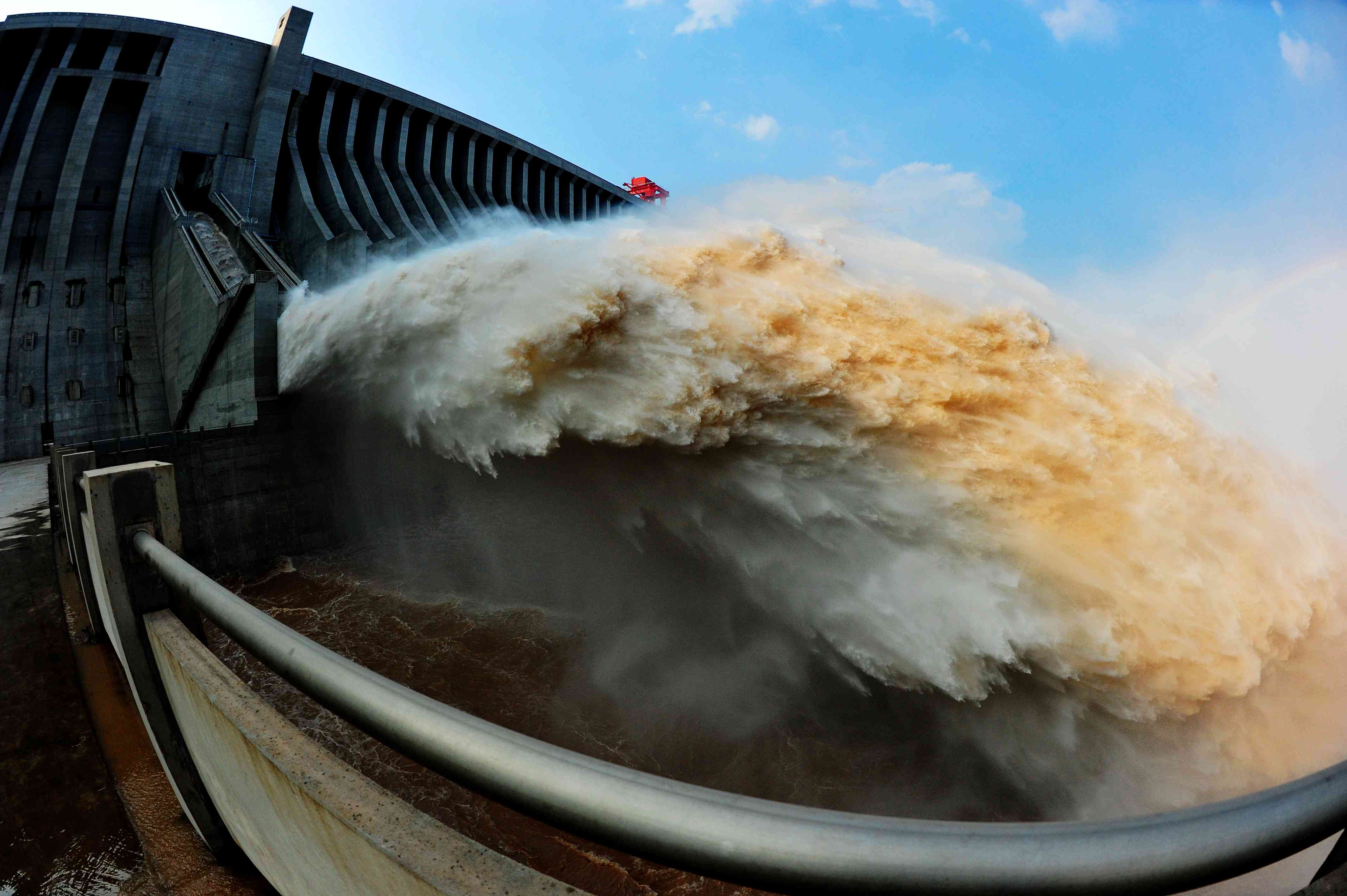 52名飞行员拼死撞毁大坝!上亿吨洪水狂泻,3万人半夜丧生