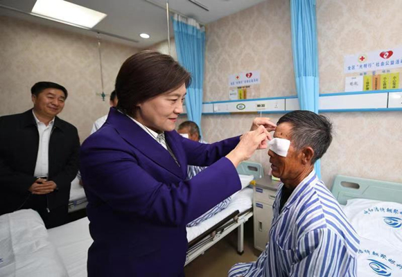 11月12日,布小林为毛礼揭开纱布.韩卿立 摄