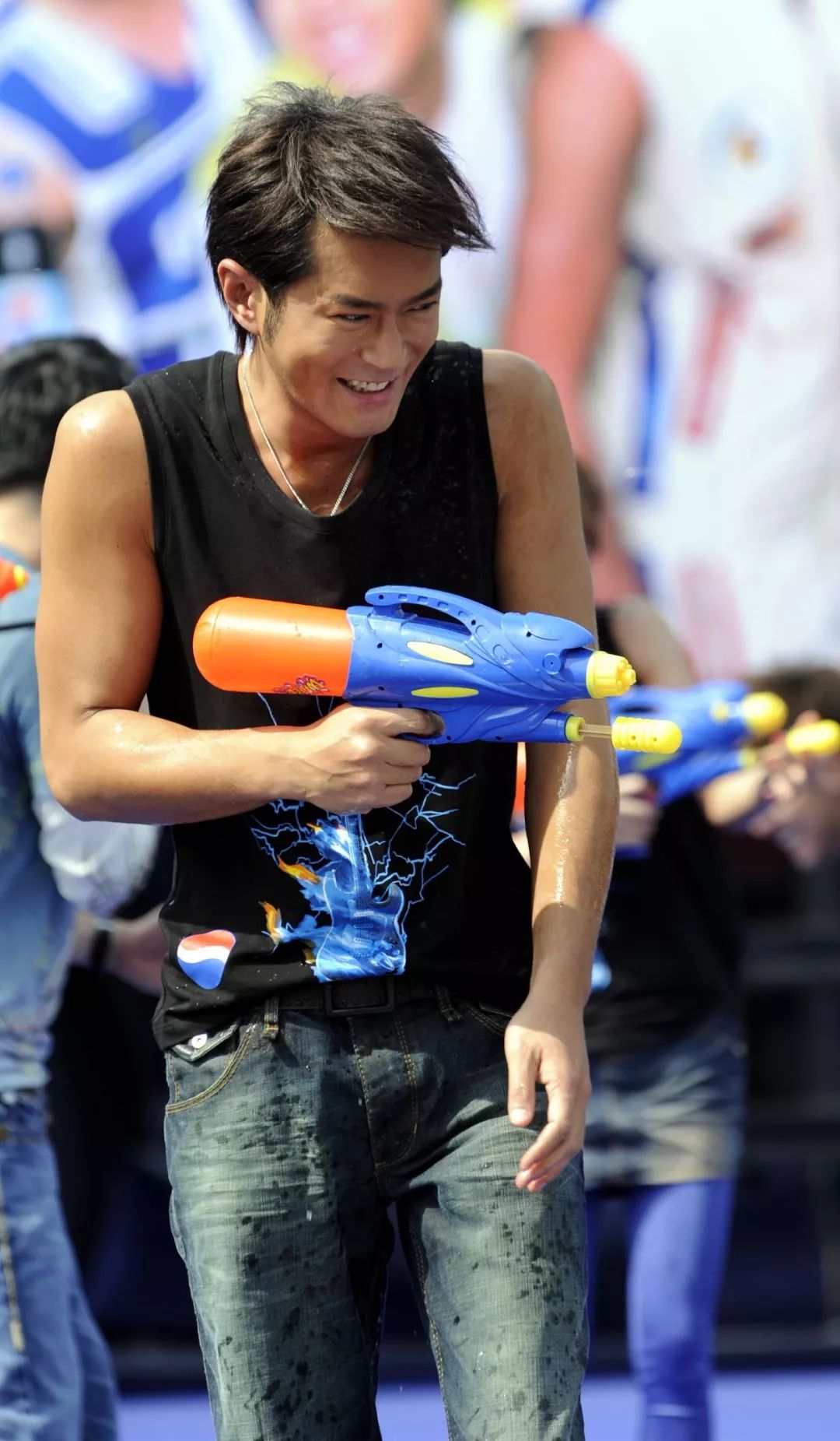 大家还 有机会赢取 他那酷似"旋风土豆"名字的签名酒哦 大声告诉我,你