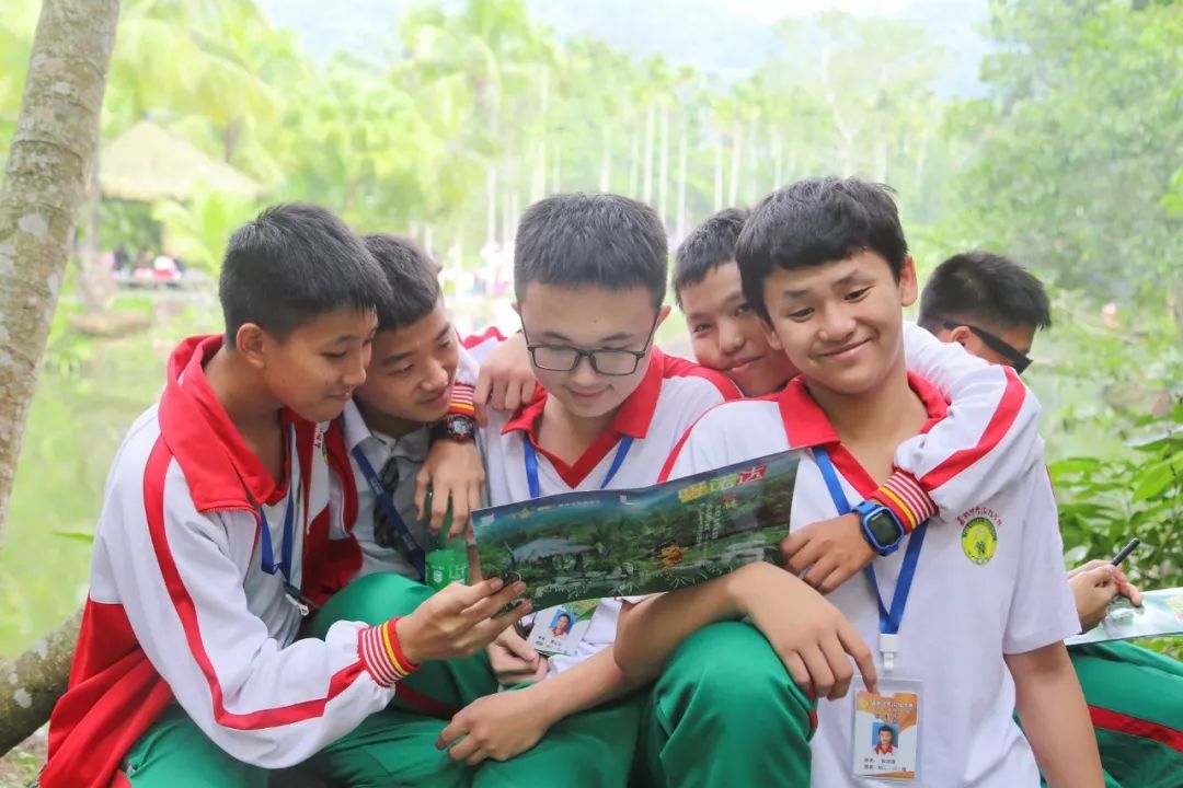嘉积中学海桂学校近四千名学生赴呀诺达雨林研学旅行