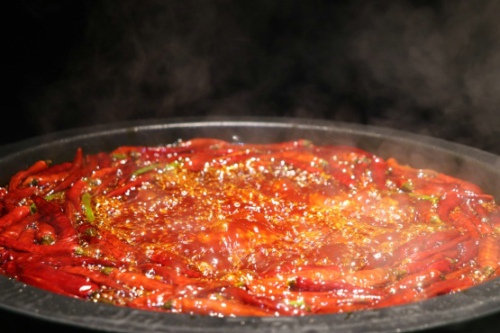 待到锅底沸腾时,香气四溢.干净放心,清透的红油看上两眼就馋了.