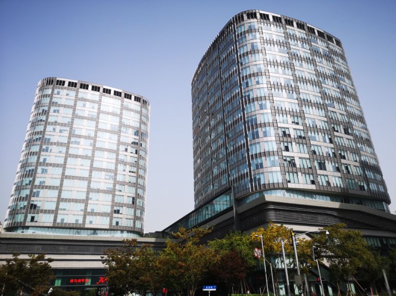 上海平安大厦位于上海市徐汇区凯滨路206号.