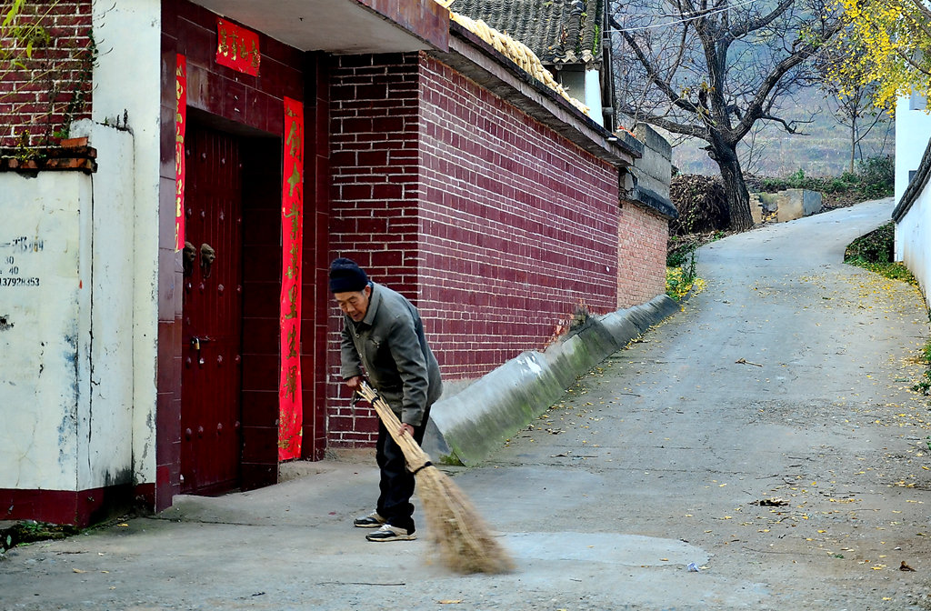 槲树庙村位于大美栾川县白土镇西北深山峡谷之中,距县城60余公里,全村