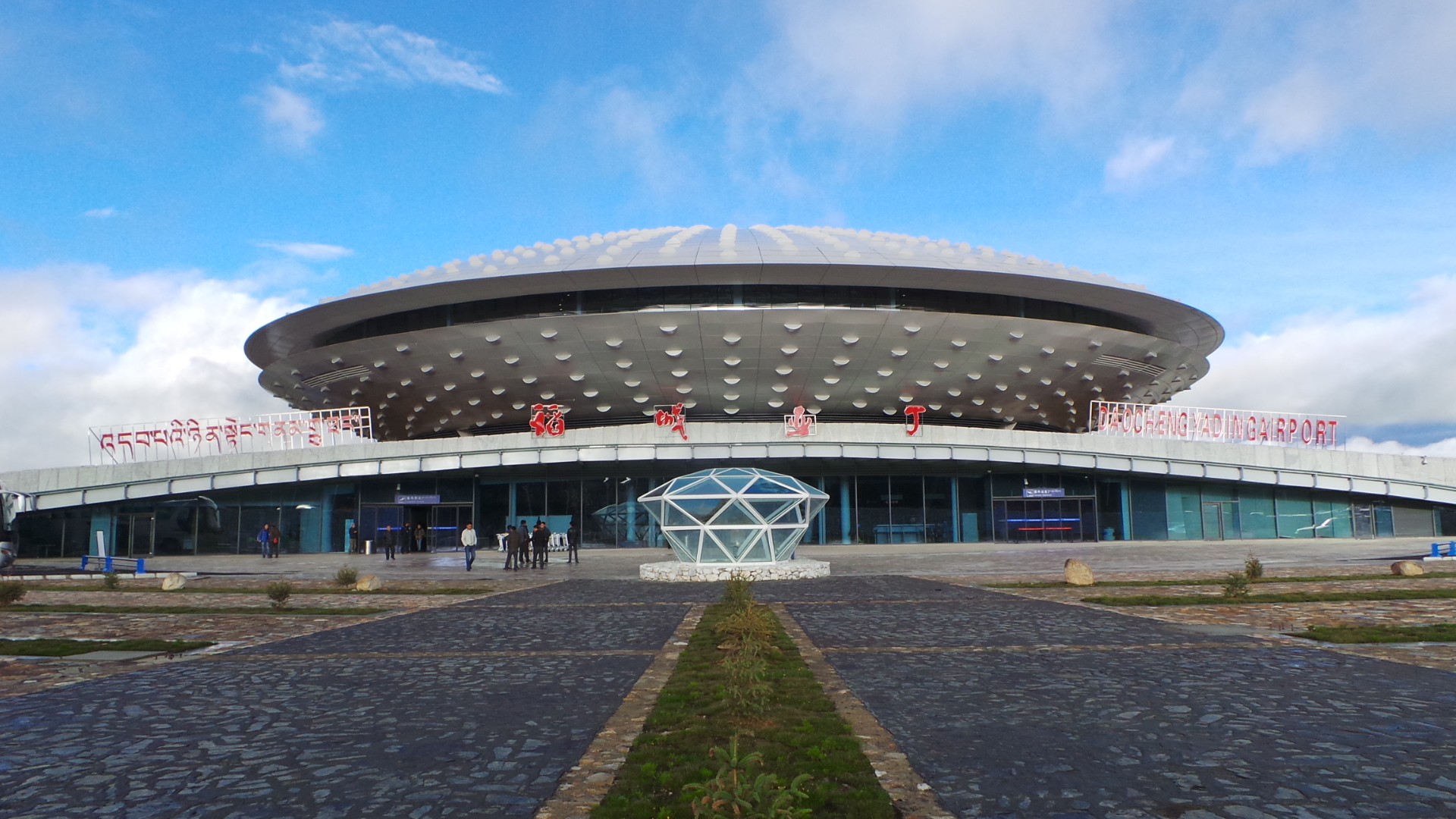 原创中国有一座世界海拔最高的机场空姐要带氧气罩工作