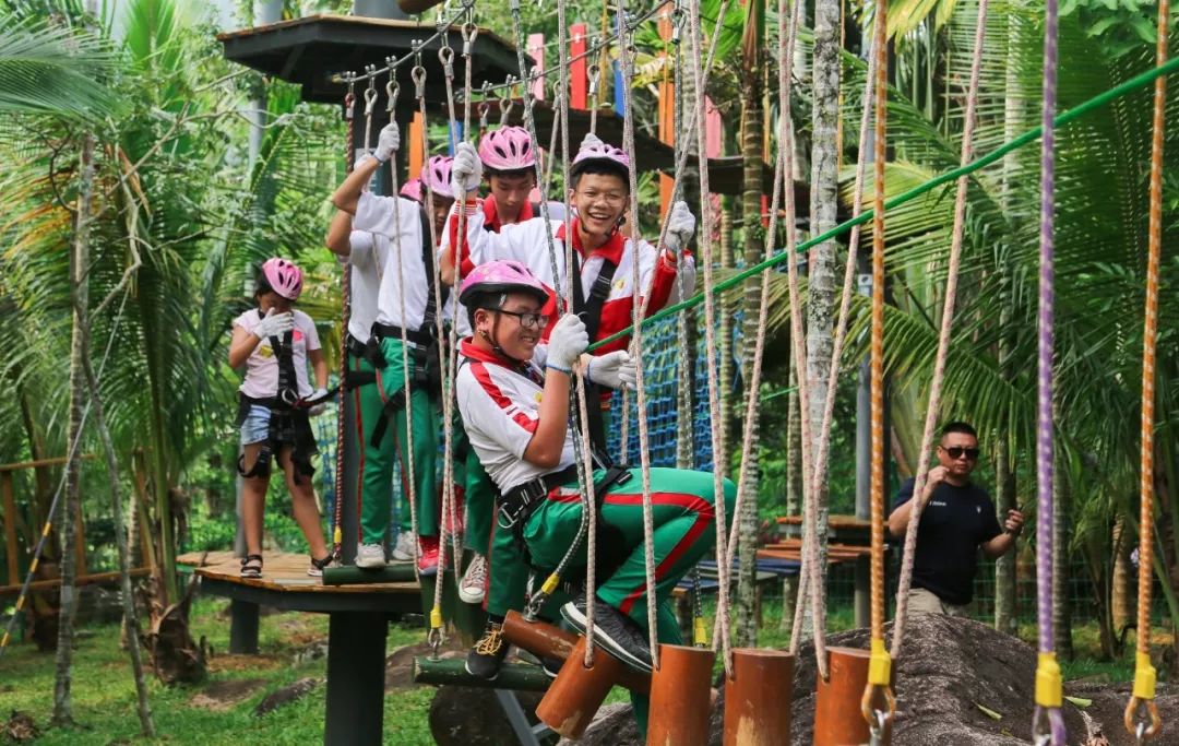 嘉积中学海桂学校近四千名学生赴呀诺达雨林研学旅行