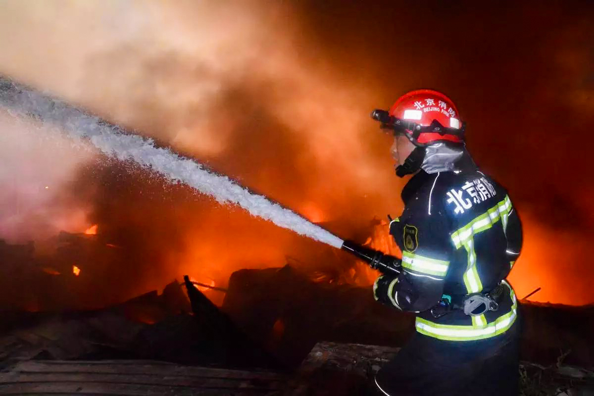 救援英雄不忘初心消防部队授旗一年来汶川地震救援英雄的生活