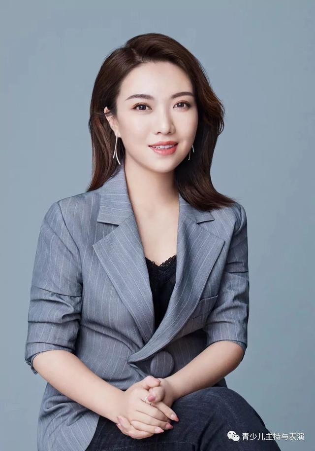 郑潇老师是中国戏曲学院第六届优秀青年京剧演员研究生班研究生,2010