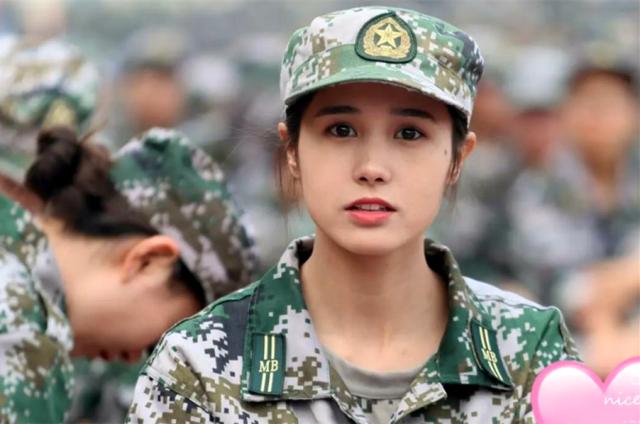 因素颜军训照走红,她被评为"最美"新生,有点像"奶茶妹妹"?_艾菲