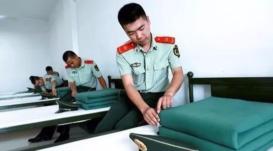 人文解放军的被子真整齐看到朝鲜士兵叠的被子让人好笑呀