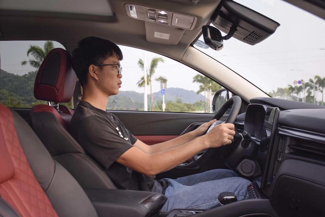 新风行t5的内饰依旧与现款保持一致,红/黑内饰为主