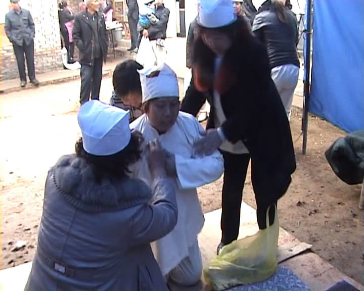 山西临县葬礼上的穿孝服扎麻绳特写