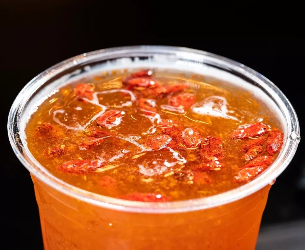 只剩清甜的小麦香气以前听说养生开始的标志就是,啤酒里放枸杞,终于给