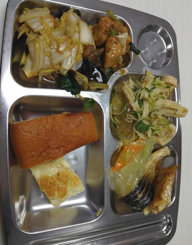 网友分享电子厂的工作餐35元一份量少种类多米饭随便吃