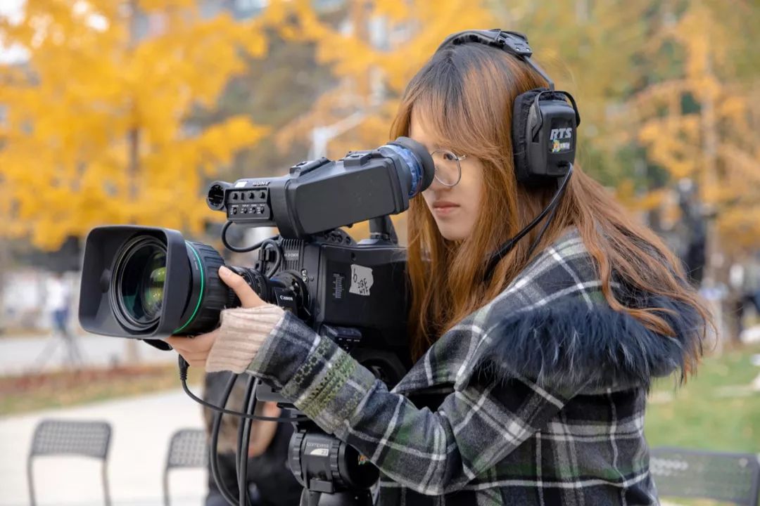 担任游机摄助的王雨菲谷依凝"三天的时间里,我们在楼顶搭了一个自己