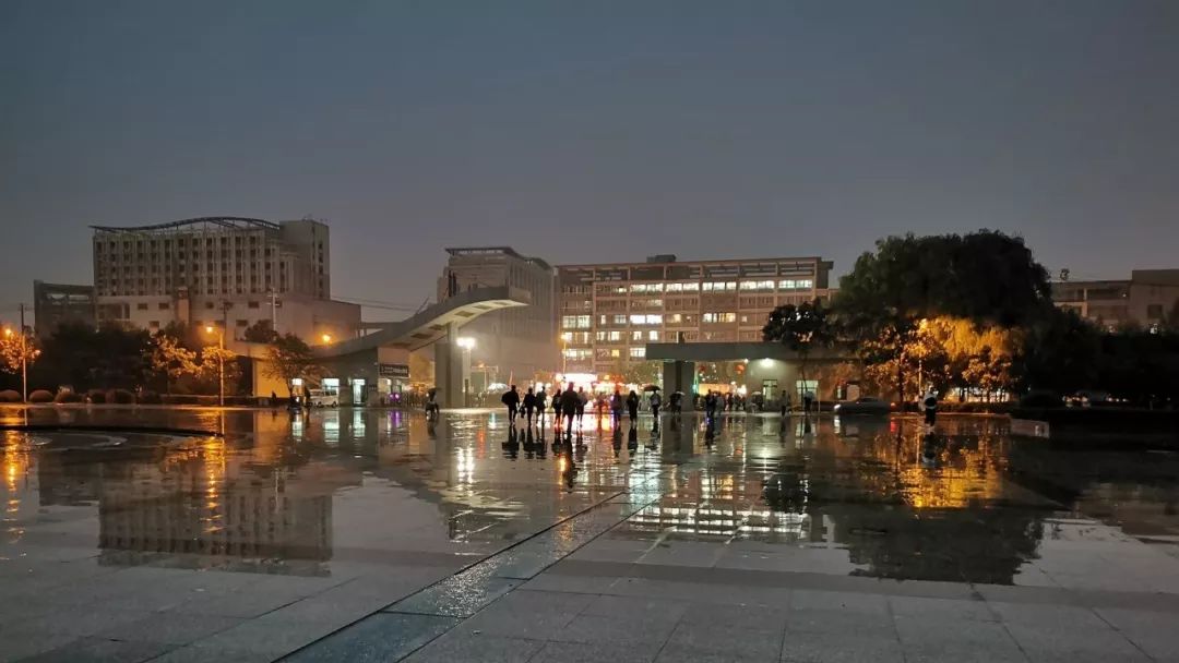 点击空白处查看答案是在师大里共同奋斗的"我们"10q:阜阳师范大学西湖