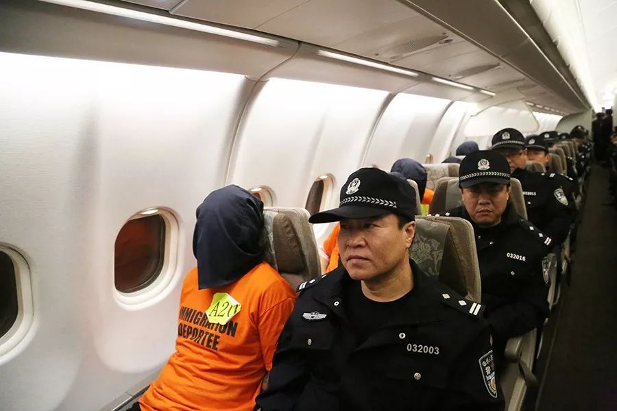 【视频 大图】208名电诈犯罪嫌疑人被河北警方从菲律宾押解回国_诈骗