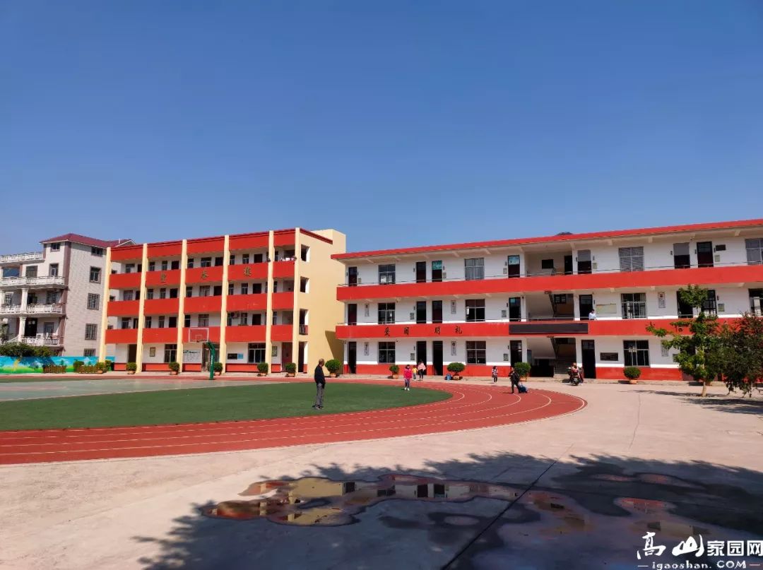 海门村的玉秀小学为竹秀村,海门村的孩子们提供了便利的教学条件.
