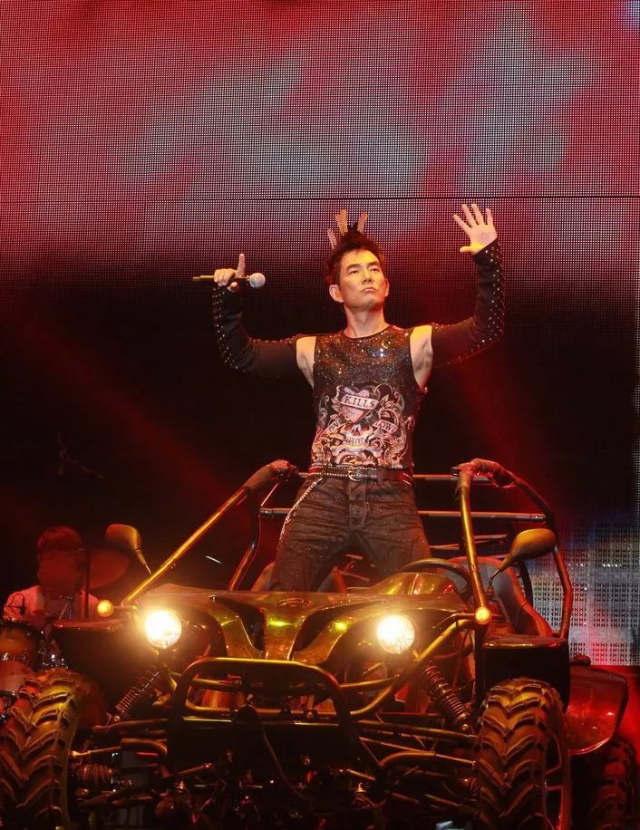 1998年,任贤齐第一场演唱会"98齐迹"在台北国际会议中心震撼上演,可谓