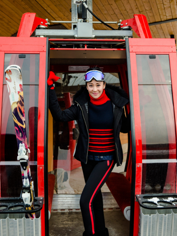 她16岁就火遍全国,饰演过多位女汉子,是第1个会开飞机的女星_苗圃