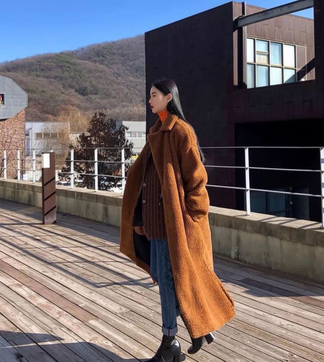 长款的羊羔毛大衣比较适合个子高挑的女生内搭选择短上衣和高腰裤