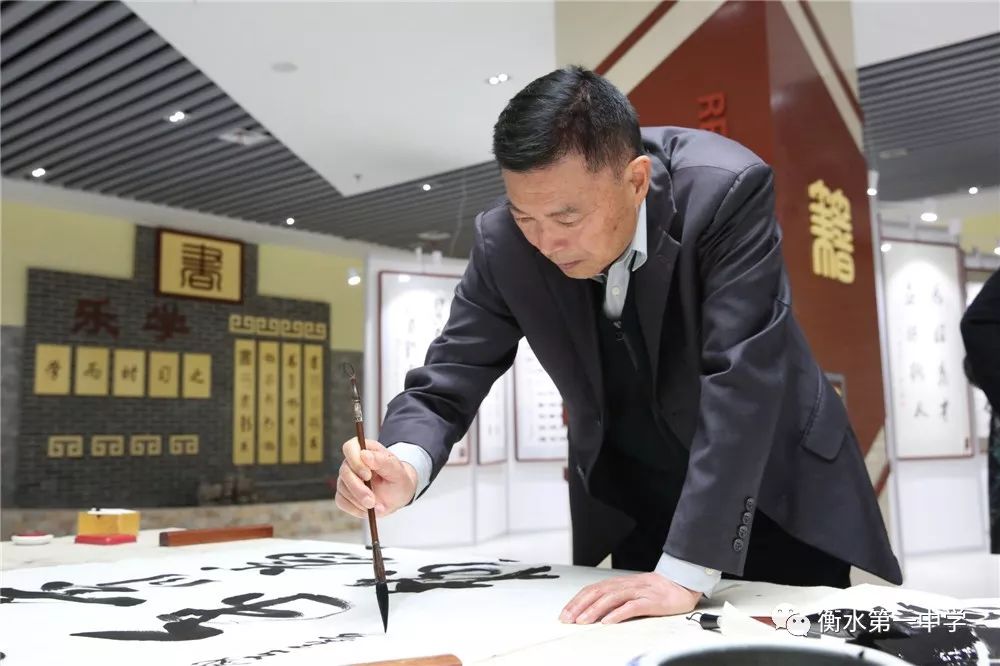 空军后勤部原副政委张国治将军为我校题词调研期间,文化部原副部长