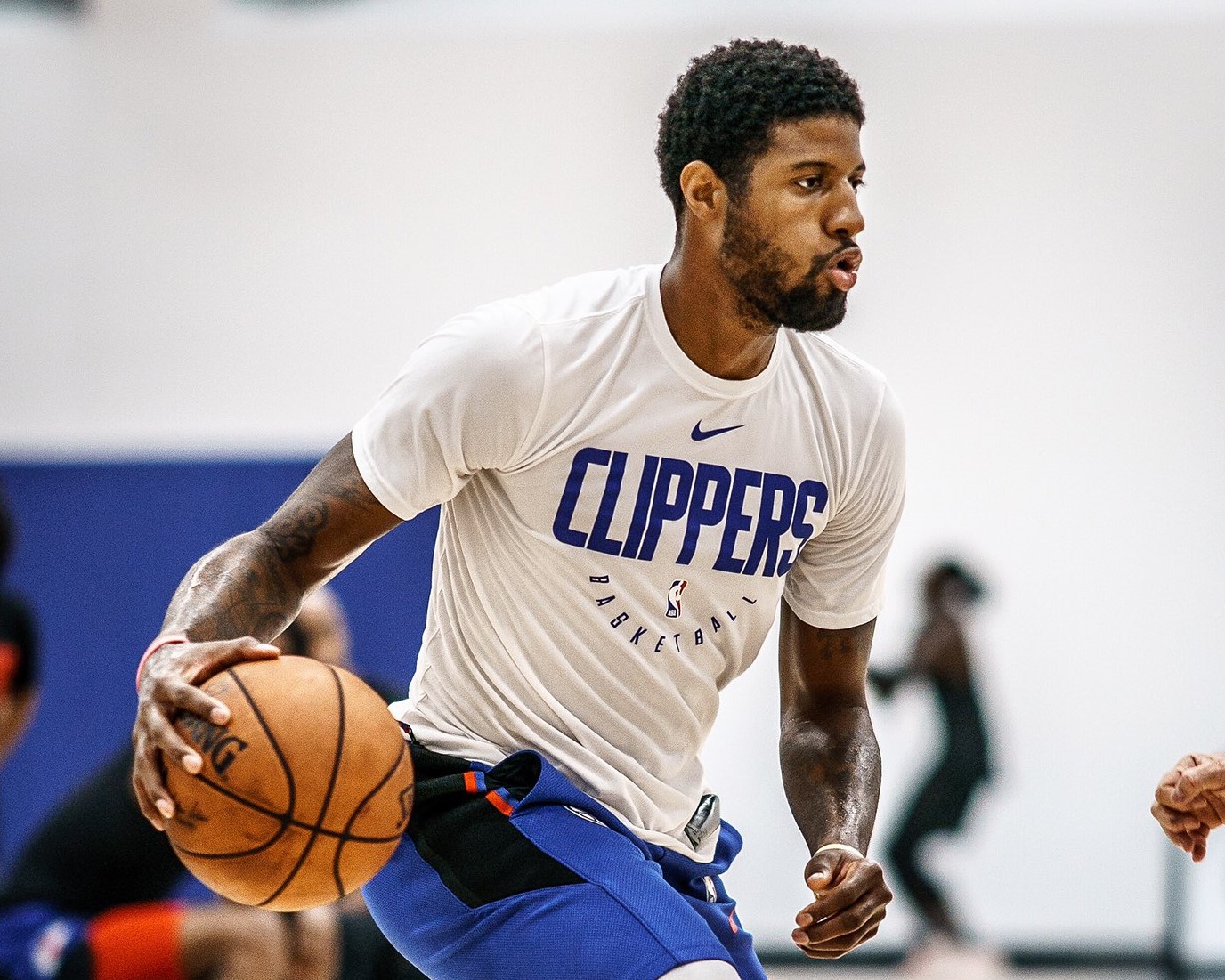 当前快船战绩7胜4负,位列西部第五,即使没有保罗·乔治,依旧展示出了