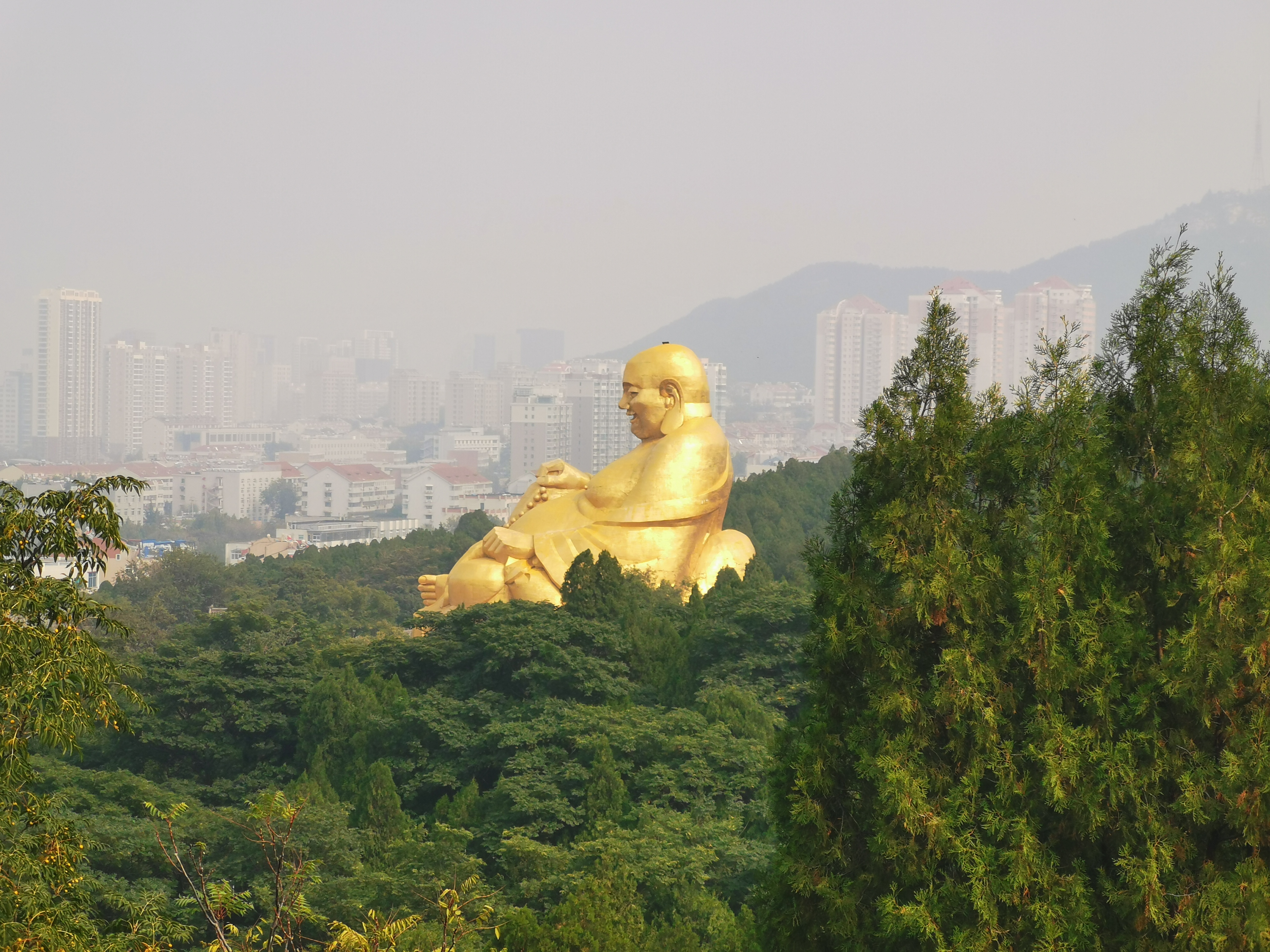 原创山东这座佛教名山在深秋美出新境界有30米高贴金大佛