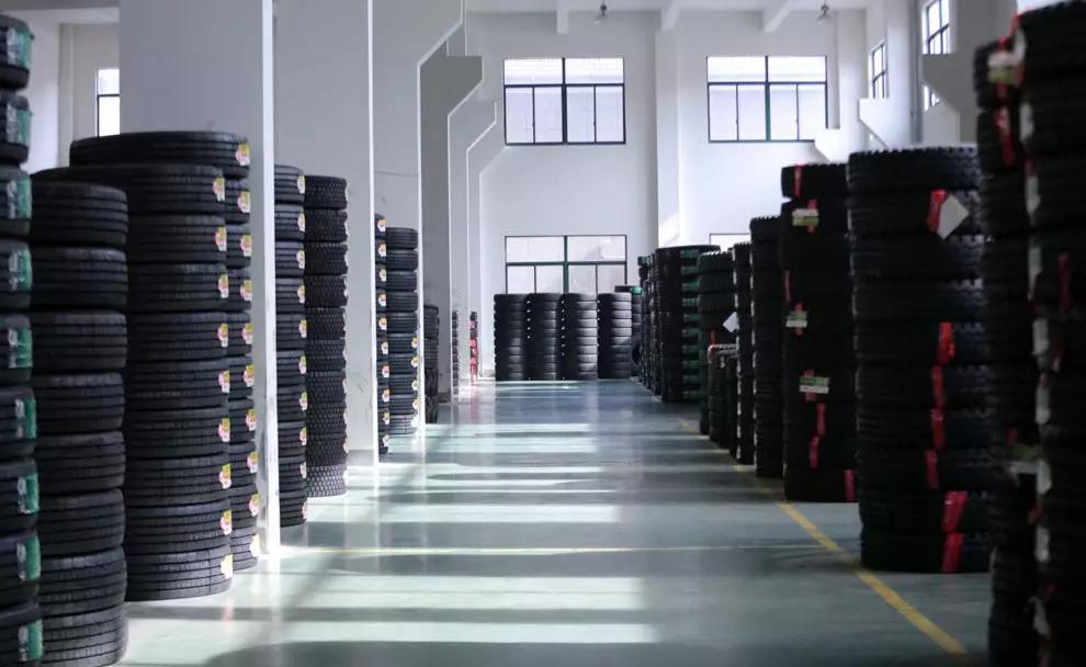 各品牌轮胎摆放整齐 ,井然有序丰华智慧轮胎仓库▼现场视频花絮