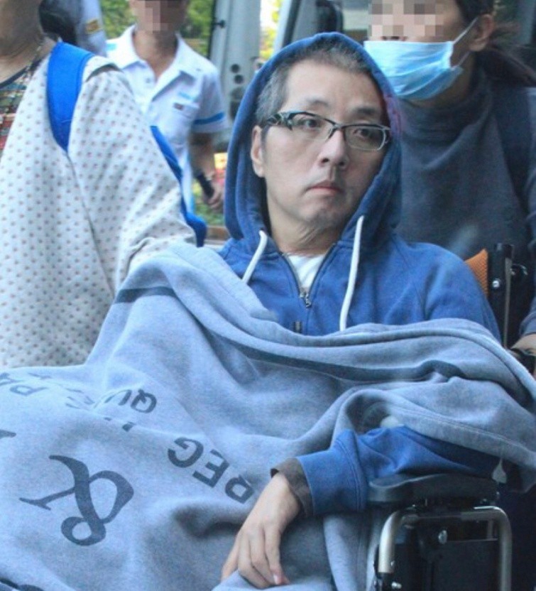 51岁袁惟仁脑溢血后现状！身形消瘦无法站立，但面色红润似有好转_陆元琪